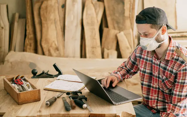 Inhaber eines kleinen Unternehmens bei der Arbeit