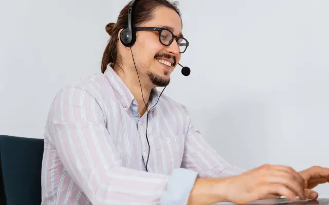 Atención al cliente escuchando a un cliente