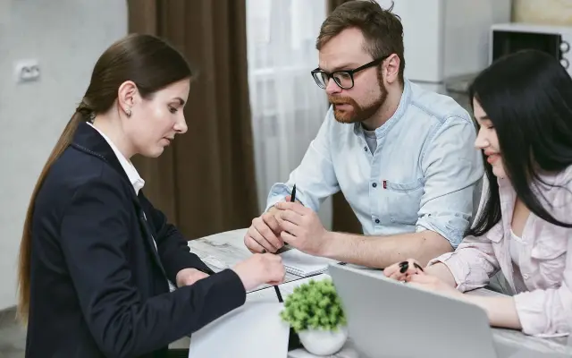 Finanzberater stellt Kreditlösungen vor