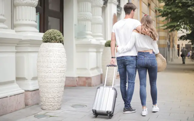Paar auf Reisen mit Koffer – ein verwirklichtes persönliches Projekt